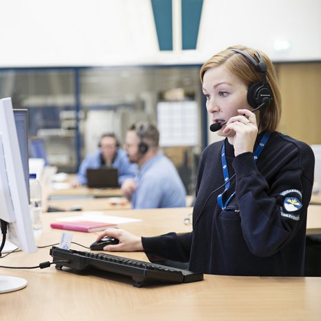 Iida Rintala, 31, työskentelee hätäkeskuspäivystäjänä Keravan hätäkeskuksessa. Suomen kuudessa hätäkeskuksessa vastataan kaikkialta Suomesta tuleviin hätäpuheluihin.