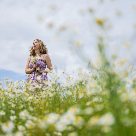 ”Minua jännittää usein, onnistunko valokuvissa, mutta tässä ajattelin vain, että onpa ihania kukkia”, Jennifer Stanger sanoo.