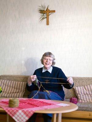 ”Elämä sisarena on arkista. Jaamme toisen pikkusisaren kanssa kerrostalosasunnon Tampereen Hervannassa”, pikkusisar Leila sanoo.