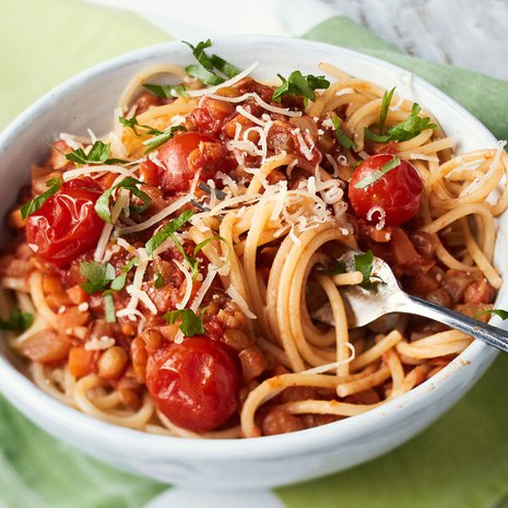 Linsseistä ja tomaattimurskasta saa helposti maukkaan soosin spagetille.