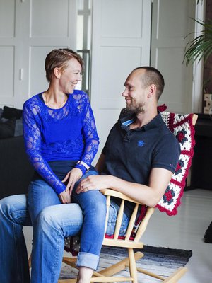 Satu ja Olli Kunnarin perheeseen kuuluvat 13-vuotias poika, 10-vuotias tyttö ja kissanpentu Milli. Olli, 36, on yksi Suomen tunnetuimmista ammattilentopalloilijoista. Nykyään hän pelaa VaLePassa. Satu, 37, työskentelee vanhempiensa perustamassa perheyrityksessä asiakaspalvelu-, myynti- ja markkinointitehtävissä. Kunnarit asuvat Sastamalassa kunnostamassaan vanhassa koulussa.