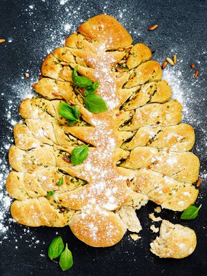 Yrttileivälle ei tarvitse näyttää veistä, vaan se revitään oksa kerrallaan parempiin suihin.