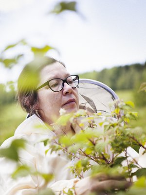 58-vuotias luomutilan emäntä, toimittaja ja mehiläistarhaaja Seija Halme asuu Juupajoella Juhan ja saksanseisoja Pincon kanssa. Tilalla viljellään mustaherukkaa, vadelmaa ja mustamarja-aroniaa.