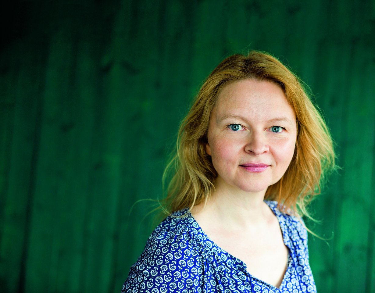 Taidehistorioitsija Anna Kortelaisen uusin teos on Huonon matkailijan päiväkirjan (Tammi). Se perustuu hänen isoisänsä Reino Peltosen perintöön, joka mahtui omenalaatikkoon.
