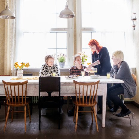 Jenni Törnblom-Huikari kaataa Cristoferille, Micaelille ja Leidalle mehua.