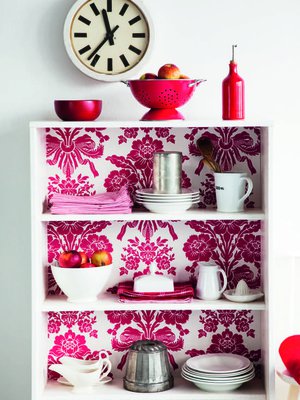 Avohyllyn taustaseinä raikastuu tapetilla, jonka voi sovittaa kodin muuhun sisustukseen.