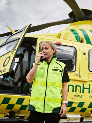 Radiopuhelin on yksi ensihoitolääkäri Susanne Ångermanin tärkeimmistä työvälineistä. ”Muita tärkeimpiä työvälineitä ovat taskukokoinen ultraäänilaite ja videolaryngoskooppi, jota käytän, kun avaan potilaan hengitystiet.”