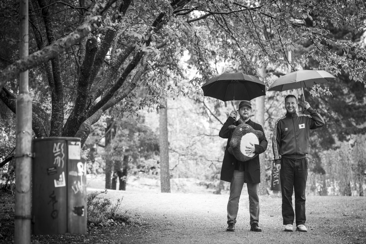 Veljekset Antti ja Heikki Valkama kuvattiin Heikin takapihalla, jossa kasvaa japanilaisille tärkeä kirsikkapuu. Antilla on sylissään kuuluisa japanilainen piirroshahmo Totoro.
