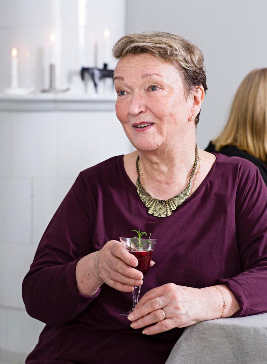 Perhekummi Liisa Pöyhönen kuvassa, joka otettiin joulun 2016 alla Kodin Kuvalehden Hyväntekijät joulupöydässä -juttuun.
