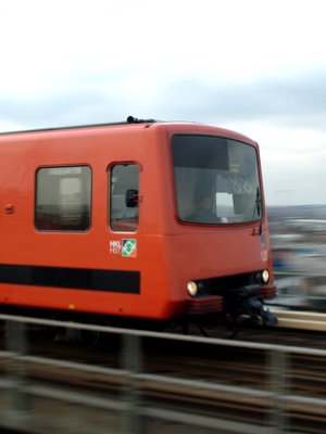 Idässä metro kulkee pääosin maan päällä, mutta lännessä se sukeltaa pitkään, pitkään tunneliin. Tunnelista pääsee pois erinäisiä liukuportaita pitkin.