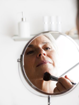 Suurentava peili on likinäköisen meikkaajan paras kaveri.