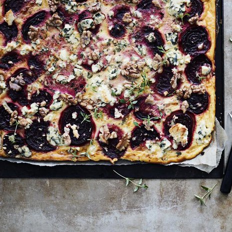 Suolaisenmakea, herkullinen aurajuustopiirakka sopii mainiosti pikkujouluihin.