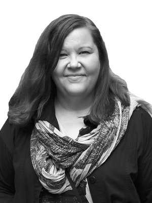 Suomalaista surua tutkinut Mari Pulkkinen asuu Hämeenlinnassa kahden poikansa ja puolisonsa kanssa.