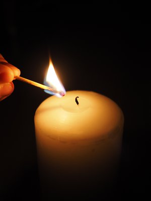 Wabi-sabiin kuuluu ajatusten rauhoittaminen ja keskittäminen. Kynttilän katselu sopii siihenkin.