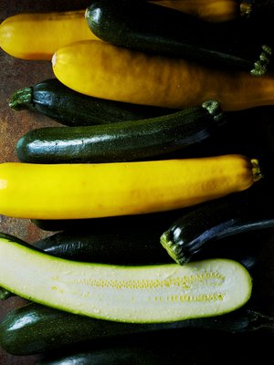 Kesäkurpitsa on erinomaista raaka-ainetta sekä suolaisiin että makeisiin ruokiin. 