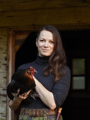 Pikkutyttönä Katrilla oli oma kukko, jonka nimi oli Edi Håkan. Se karkasi kerran metsään, mutta löytyi sitten kuusen oksalta. Nyt Katrilla on taas kukko ja kanoja. Syliin rauhoittui Varpu-kana.