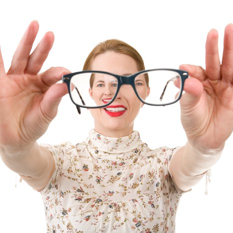 Olen hyvä näin, keski-ikäinen tietää jo. Jospa uskaltaisi katsoa peiliin vielä ikänäkölasit silmilläkin.