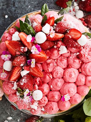 Mansikka-sitruunakakun ohjeen löydät jutun lopusta.