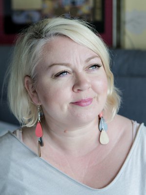 Arja Tiili, 45, on koreografi ja tanssija. Hän asuu Helsingin Vuosaaressa tyttärensä Pinkan kanssa ja vetää nuorille Break the Fight -työpajoja, joilla yritetään ehkäistä koulukiusaamista.