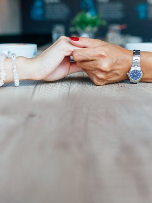 Ystävän tärkein tehtävä on olla saatavilla. Osoittaa, että olen tässä, tukena. ”Jos lähdet, et ole yksin”, Naisten Linjan sosiaalityöntekijä Noora Siivonen sanoo.