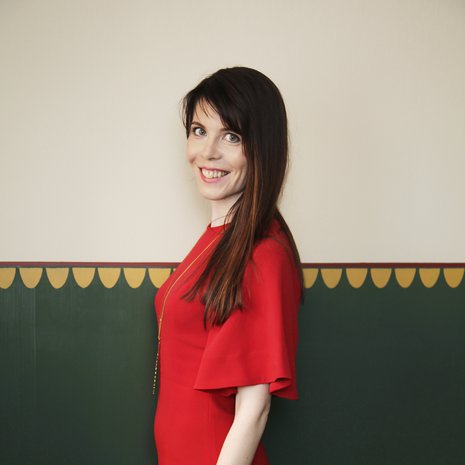 Riikka Pulkkinen on 36-vuotias kirjailija, joka asuu Helsingin Vallilassa puolisonsa ja kohta 3-vuotiaan tyttärensä kanssa. Hänen romaaninsa Paras mahdollinen maailma ilmestyi syksyllä.