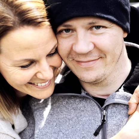 "Olen onnellinen, että olen oppinut arvostamaan pieniä asioita ja näkemään hyvää ympärillä. Se on ollut ainoa tapa kestää ja jaksaa", Sanna Mönkkönen sanoo.