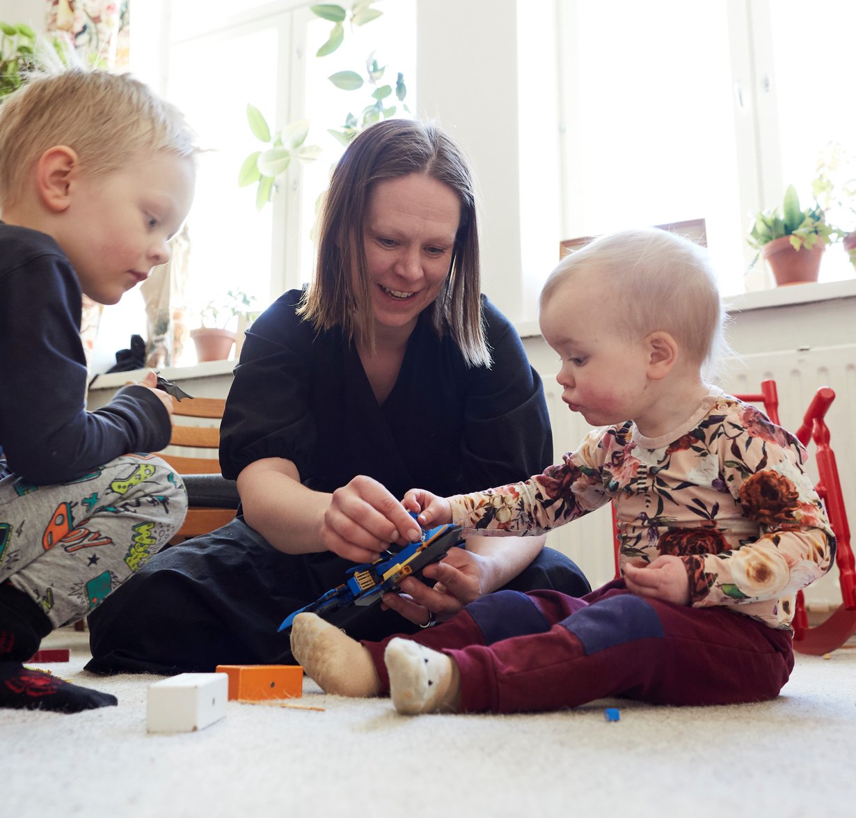 Aino Romo on kahden lapsen itsellinen äiti. ”Aloin jo vuosia ennen äidiksi tuloa miettiä, miten toimisin tietyissä tilanteissa ainoana vanhempana. Lapset ovat olleet mukanani töissä, tanhufestivaaleilla ja lomamatkoilla.”