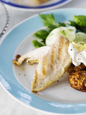 Uunissa tai muurikkapannulla paahdetut perunat ovat hauska tapa tarjoilla varhaisperunoita. Ne sopivat grillatun broilerin tai lihan kanssa.