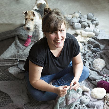 Käyttöliittymäsuunnittelija Liina Poropudas, 39, asuu Helsingissä. Perheeseen kuuluvat puoliso Mika, 39, tytär Silja, 6, ja koira Loki, joka tykkää leikkiä langoilla, kun emännän silmä välttää.