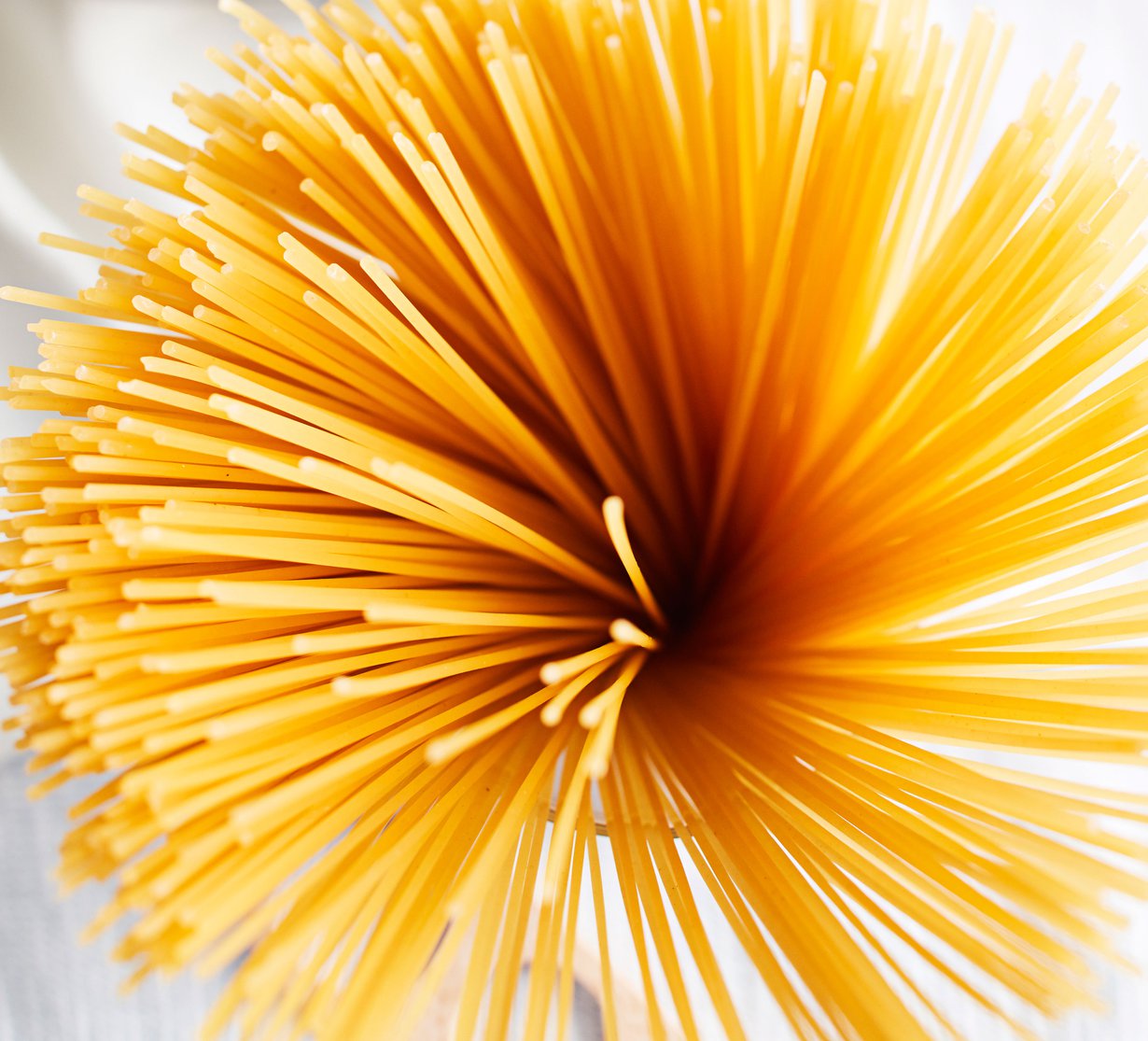 Spagetti ei kermakastikkeita kaipaa. Raikas soosi syntyy kirsikkatomaateista ja valkosipulista.