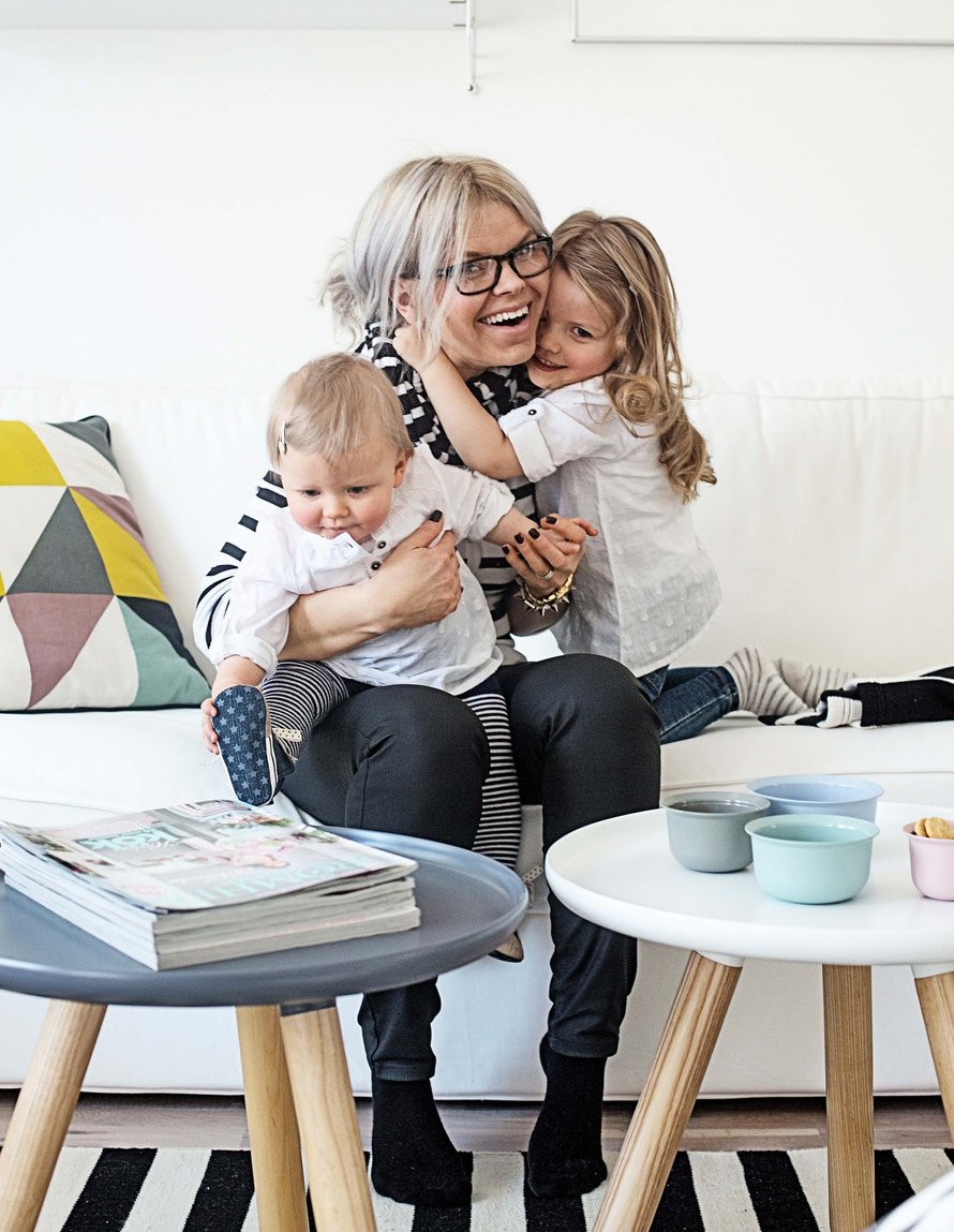 Eeva, Nuppu ja Unna nauttivat vapaapäivästä yhdessä. Olohuoneen pikkupöydät ovat Normann Copenhagenin.