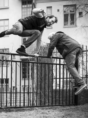 Markku Partinen [oik.] on unilääketieteen edelläkävijä, ja poika Eevert Partinen on uneen erikoistunut lääkäri. ”Luulisi, että tietoisuus unesta saisi meidät stressaamaan nukkumista, mutta niin ei ole käynyt. Uni ei ole suoritus kummallekaan meistä”, Eevert sanoo.