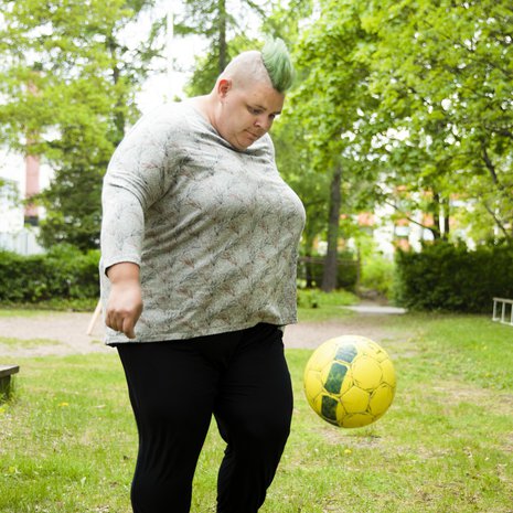 Laura Nuutinen toivoo, että sairausjaksot pysyisivät poissa tulevaisuudessakin. ”Oloni on nyt valoisa ja sellainen, että voisi vain hymyillä koko ajan.”