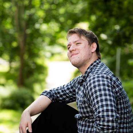 Joona Marjakangas asuu Espoossa ja opiskelee Aalto-yliopistossa tietotekniikkaa. Hän on Suomen ensimmäinen kansainvälinen muistimestari ja osallistunut kaksiin lajin maailmanmestaruuskisoihin. Joona harrastaa shakkia ja pianonsoittoa.