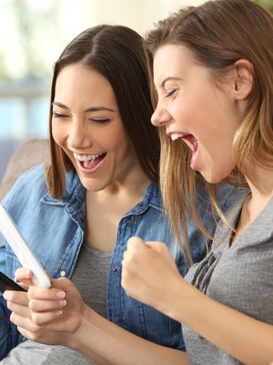 Somemaailmassa kaverin voi hukuttaa kehuihin, sydämiin ja hymynaamoihin.