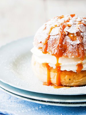 Riita poikki! Valuta laskiaispullan väliin kinuskikastiketta.