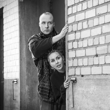 Topi ja Sointu Borgin yhteinen intohimo on elokuvat. Yksi Topin suosikeista on mykkäelokuvan klassikko Chaplinin poika (1921), jonka inspiroimina sisarukset asettuivat yhteiskuvaan.