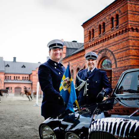 Tällä vuoden 1990 Daimlerilla kuningaspari viedään Nobel-juhliin. Autonkuljettajat Martin (vas.) ja Markus. 