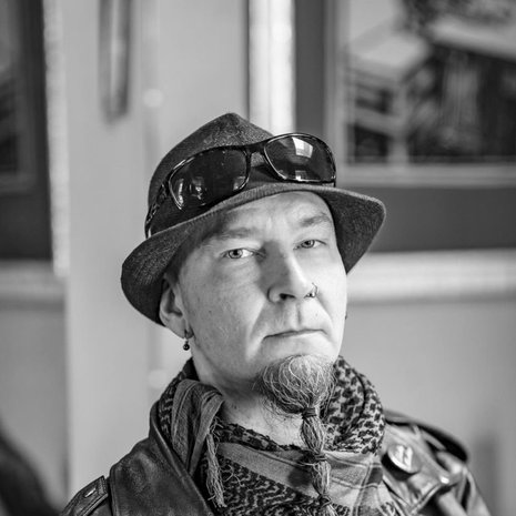 ”Nuorempana ihailin Jounia ja sain siltä paljon vaikutteita. Joskus matkin sen pukeutumistakin”, kertoo Kotiteollisuus-yhtyeen keulakuvan Jouni Hynysen pikkuveli Janne.