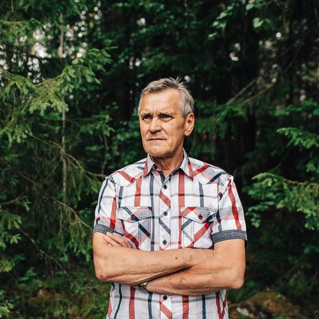 ”Aina kun yritän olla keksimättä, tulloo jotain houkuttelevaa silmiin. Pitää ehkä ummistaa silmät”, Aulis sanoo.