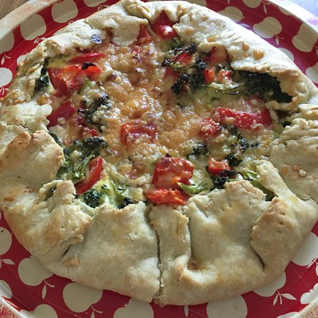 Parsakaali-paprikatäytteinen piirakka on täydellinen mökki-iltapala, koska sen voi valmistaa lounaalta jääneistä vihanneksista.