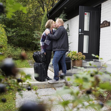 Joskus Anne ja Vellu ehtivät nähdä vain ovella, kun toinen lähtee ja toinen palaa. Kotiintulijalle on aina ruokaa jääkaapissa.