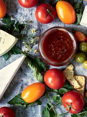 Hienostunut tomaattihillo on täydellinen kumppani juustoille ja sopii lautaselle myös lettujen kanssa.