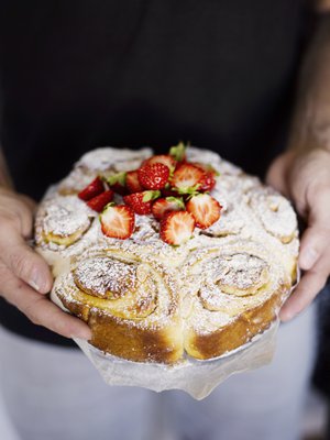 Koristele bostonkakku juhliin tomusokerilla ja marjoilla.