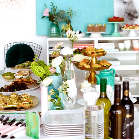 Hyödynnä ruokien asettelussa erikorkuiset vadit ja sivupöydät.