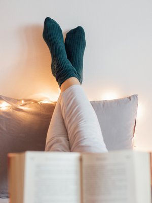 Joskus oma aika on hemmottelua, joskus hankalien tunteiden kohtaamista. ”Yksinolon ei tarvitse aina olla mukavaa. On tärkeää ottaa vastaan kaikenlaiset tunteet”, sanoo psykologi ja psykoanalyytikko Anna Collander.