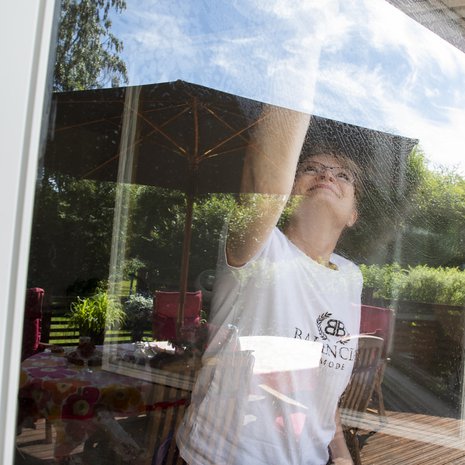 Aina kun Maarit Kolmonen saapuu kesällä Suomeen, hän pesee ensimmäisenä ikkunat. 