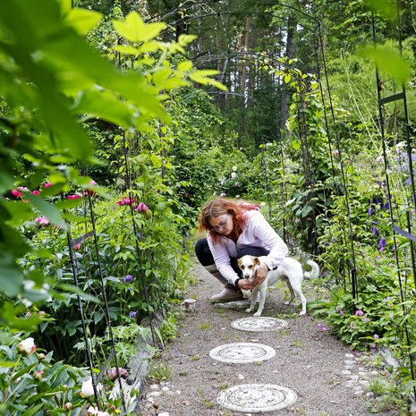 Sanna Tallgren jäi leskeksi vasta 27-vuotiaana. Puutarhan rakentamisesta tuli hänelle entistäkin tärkeämpää miehensä kuoleman jälkeen.