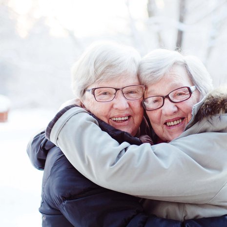 Kirsti Mäkinen, 80, on eläkkeellä sotilaskotityöstä ja asuu Jämsässä. Perheeseen kuuluvat puoliso ja 53- ja 46-vuotiaat lapset. Kyllikki Hänninen, 80, on eläkkeellä myyjän työstä ja asuu Nokialla. Perheeseen kuuluvat puoliso ja 56-vuotias lapsi. 
