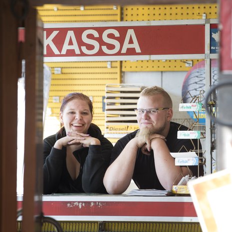 Matilda Strömman ja Ati Aro elävät kuin Tankki täyteen -tv-sarjan kulisseissa.